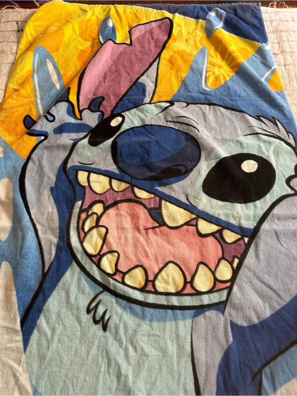 THE DISNEY STORE ALIEN SURF BEACH GRAPHIC STITCH RIDING A SURFBOARD TOWEL